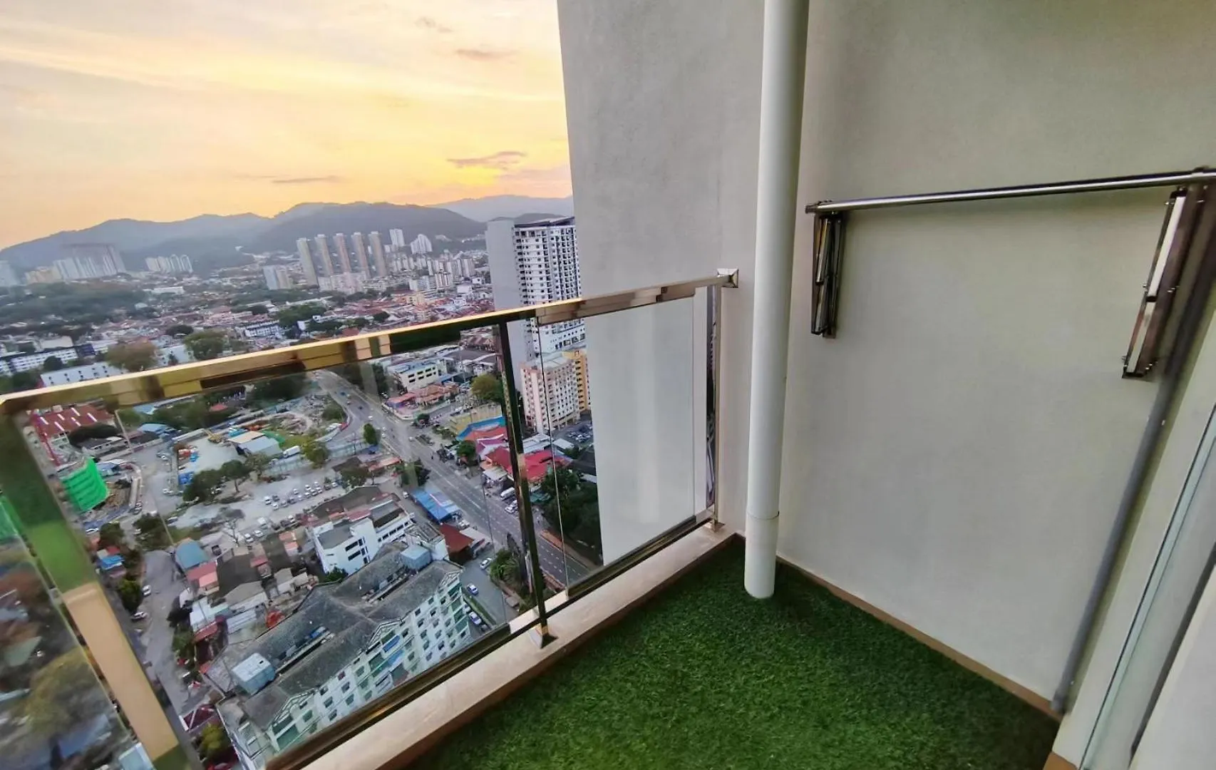 Lavender Sea View Suite - Balcony Suite 舒适海景公寓 Jelutong Malesia